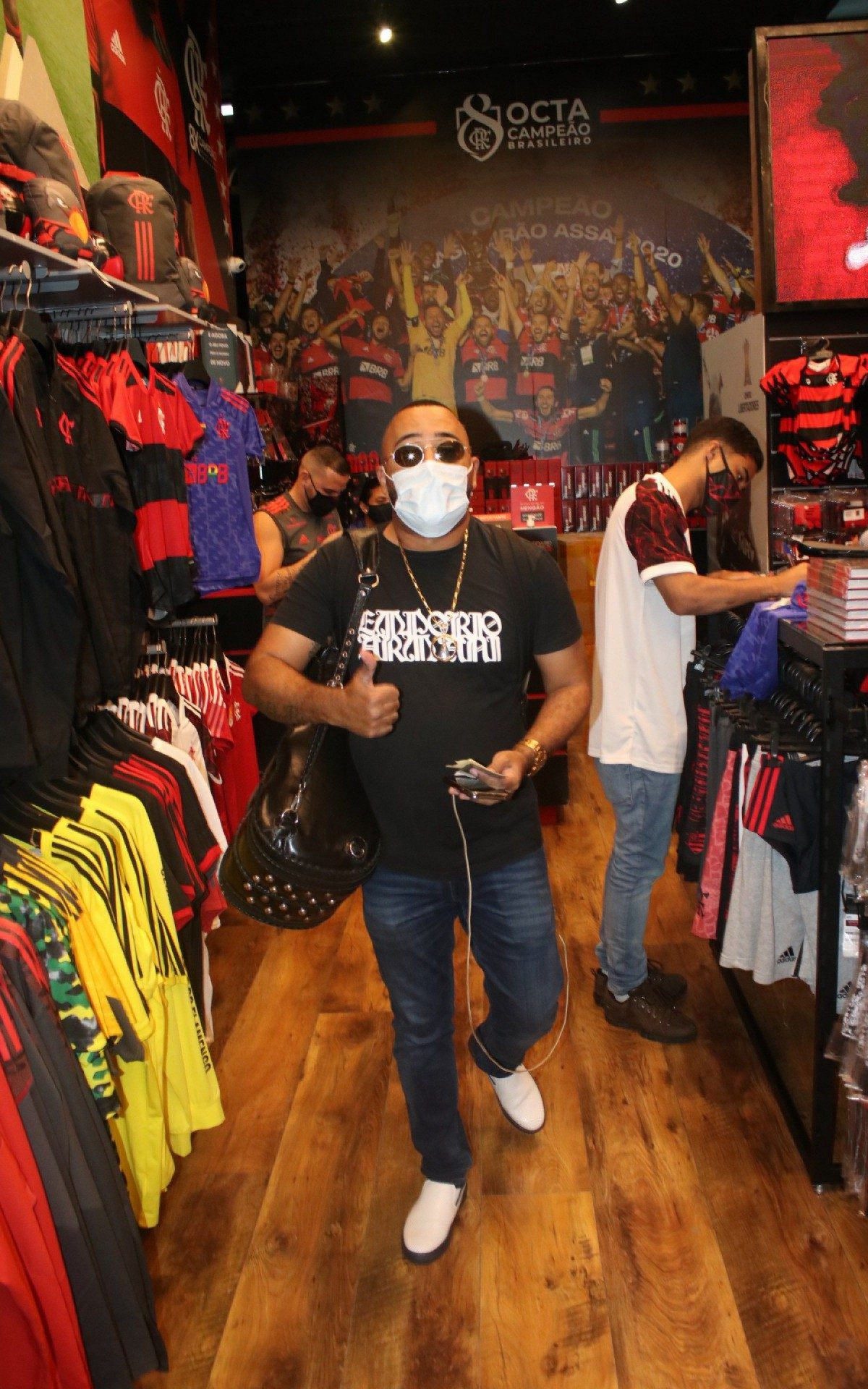 Dudu Nobre visita loja do Flamengo no Aeroporto Santos Dumont, nesta quinta-feira