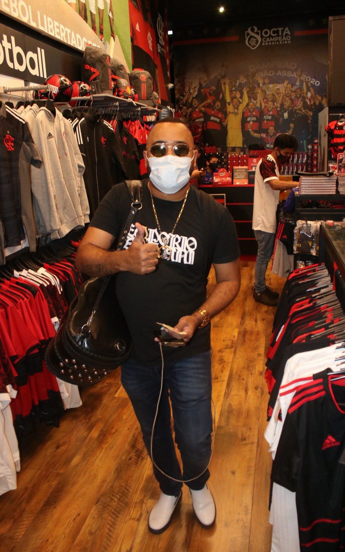 Dudu Nobre visita loja do Flamengo no Aeroporto Santos Dumont, nesta quinta-feira