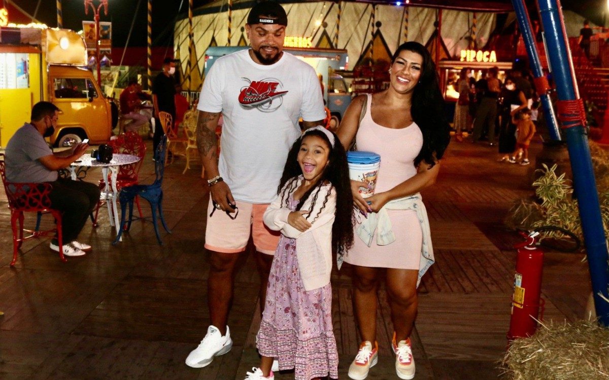 Naldo e Moranguinho com a filha no circo