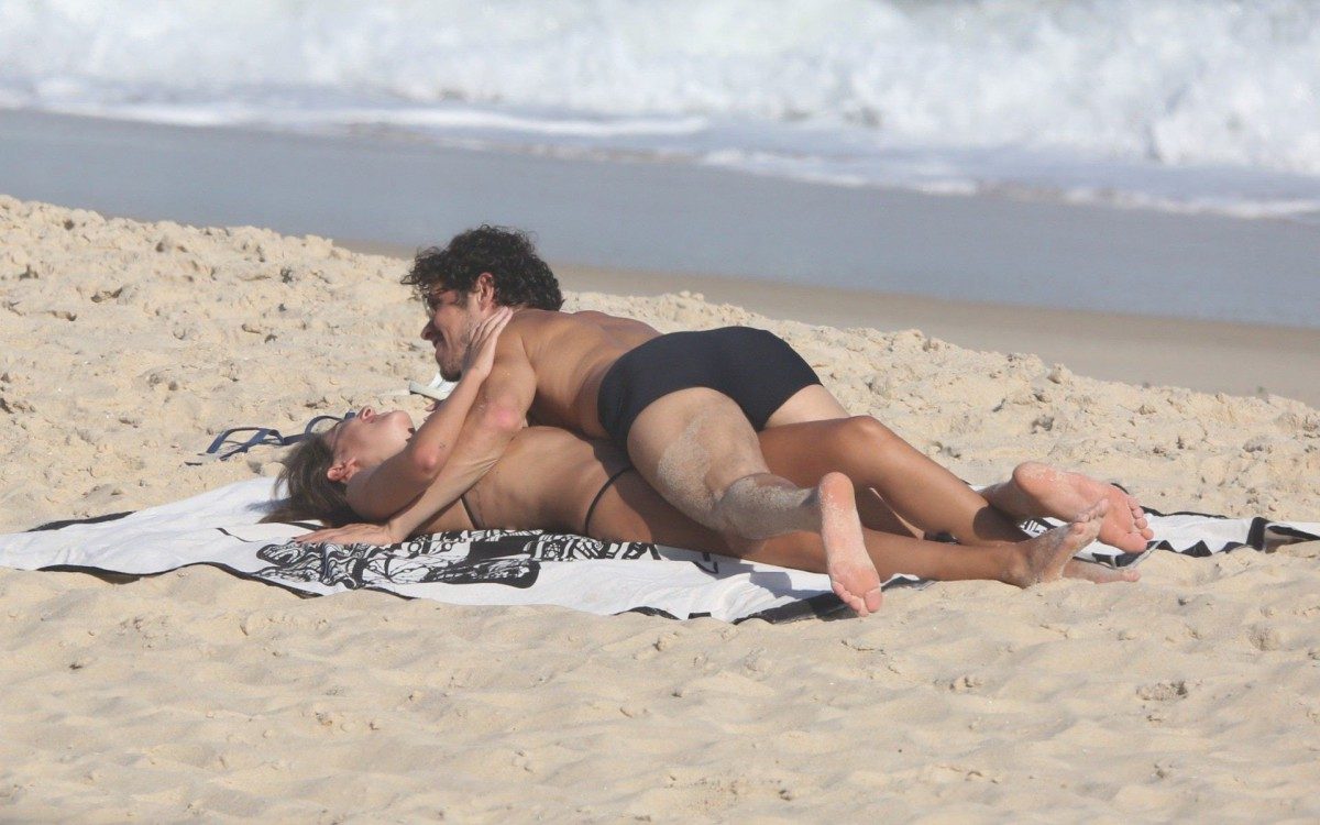 Jos&eacute; Loreto e a namorada na praia de S&atilde;o Conrado, na Zona Sul do Rio