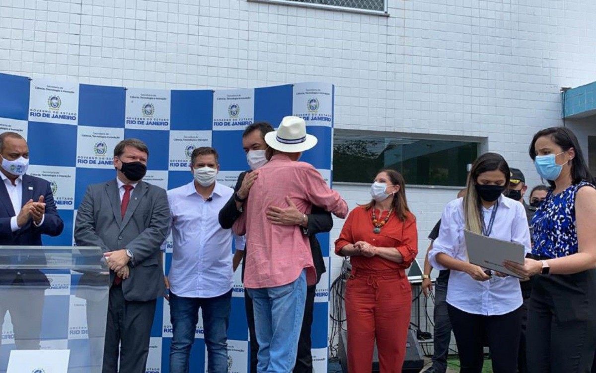 Prefeito Bonif&aacute;cio abra&ccedil;a governador Castro depois de discursar em agradecimento  