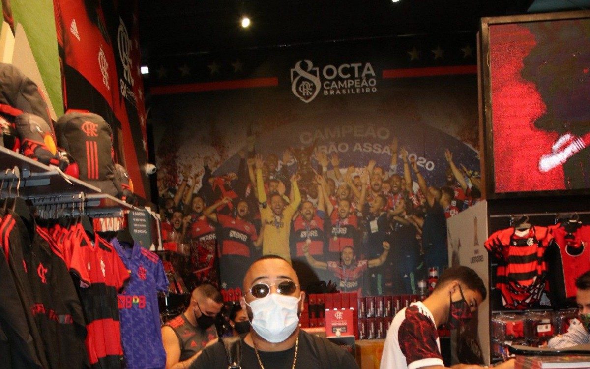 Dudu Nobre visita loja do Flamengo no Aeroporto Santos Dumont, nesta quinta-feira