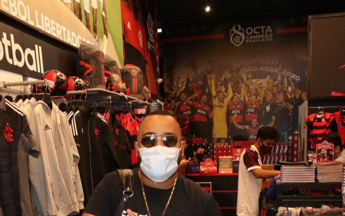 Dudu Nobre visita loja do Flamengo no Aeroporto Santos Dumont, nesta quinta-feira