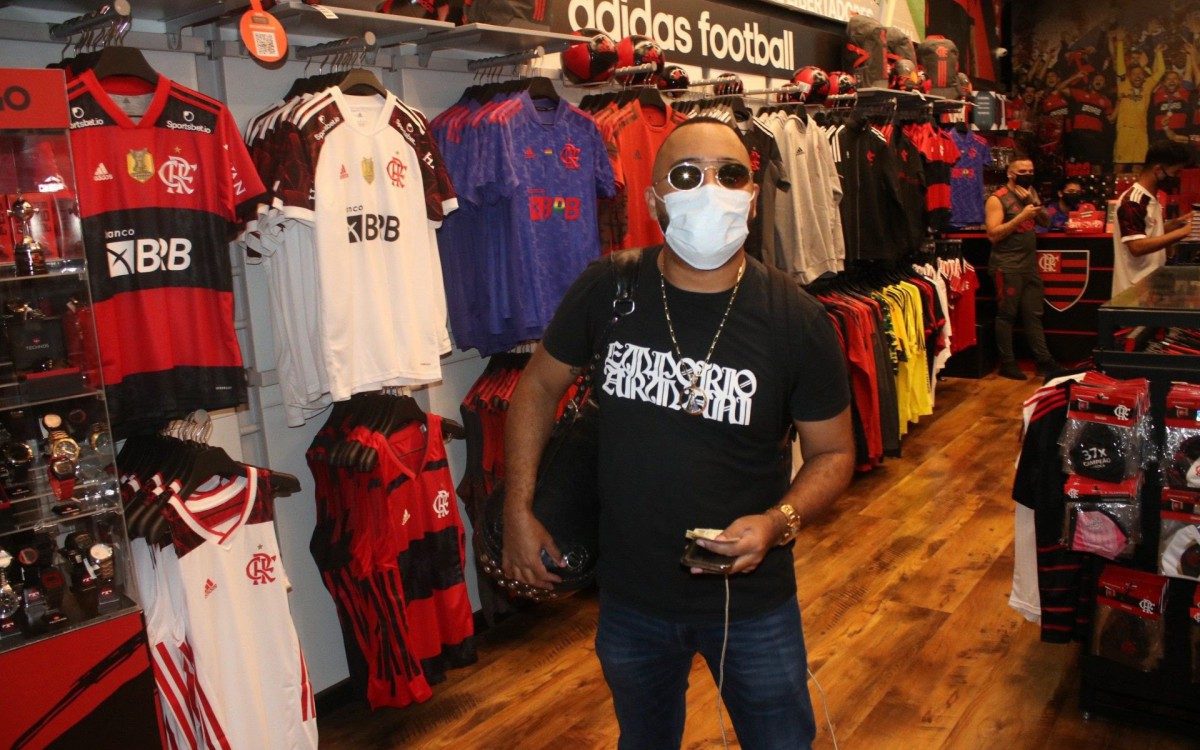 Dudu Nobre visita loja do Flamengo no Aeroporto Santos Dumont, nesta quinta-feira