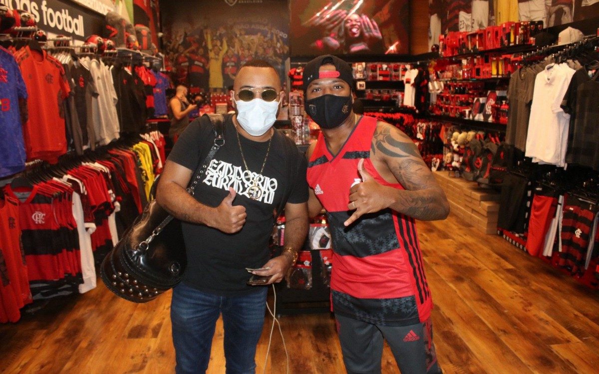 Dudu Nobre visita loja do Flamengo no Aeroporto Santos Dumont, nesta quinta-feira