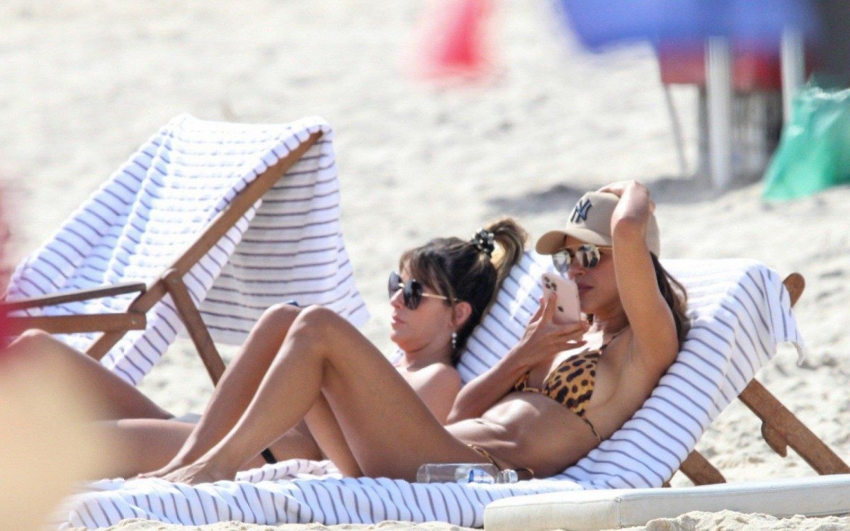 Mariana Rios curte dia de sol na Praia de Ipanema, na Zona Sul do Rio, acompanhada por amiga