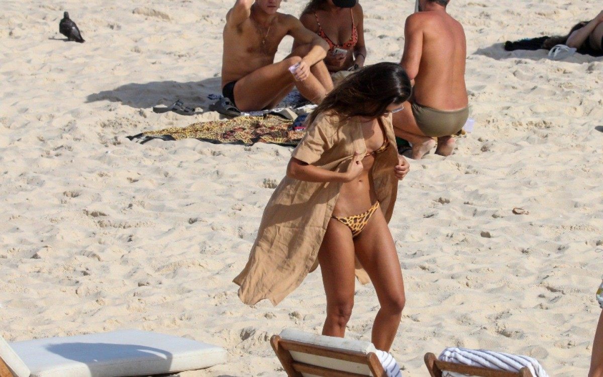 Mariana Rios curte dia de sol na Praia de Ipanema, na Zona Sul do Rio, acompanhada por amiga