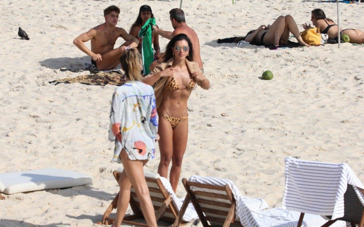 Mariana Rios curte dia de sol na Praia de Ipanema, na Zona Sul do Rio, acompanhada por amiga