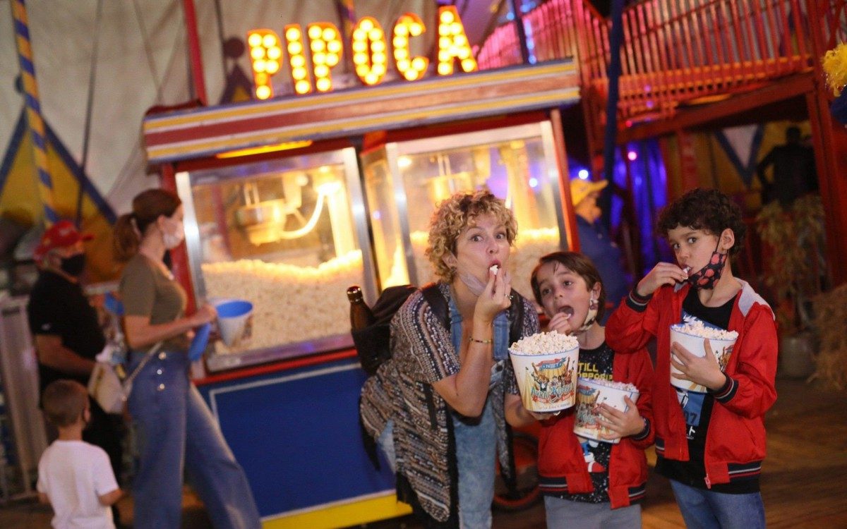 B&aacute;rbara Borges e os filhos no circo