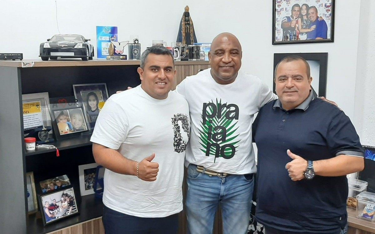 Lel&eacute;u (no centro), entre o presidente da Inocentes, Reginaldo Gomes, e o secret&aacute;rio de Esporte e Lazer, Rodrigo Gomes