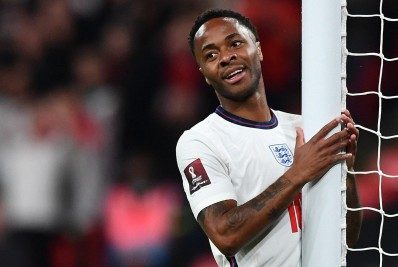 Sterling 'cozinha' renovação com o City, dá pistas sobre possível destino e irrita Guardiola