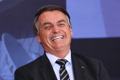 'O povo me ama', diz Bolsonaro a repórter italiana