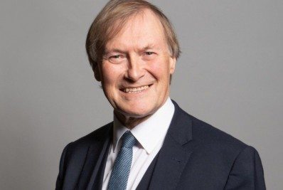 Polícia britânica informa que deputado foi morto a facadas em ato terrorista