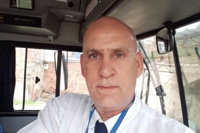 Entregador de aplicativo morre após ser atingido por pedra atirada de passarela em São Gonçalo