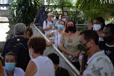 Prefeitura interrompe dose de reforço para idosos por atraso em entrega de novos lotes