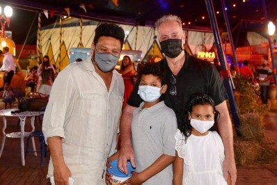 Luiz Fernando Guimarães vai com marido e filhos ao circo