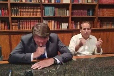 Vídeo: crise de tosse de Bolsonaro durante live chama atenção de internautas