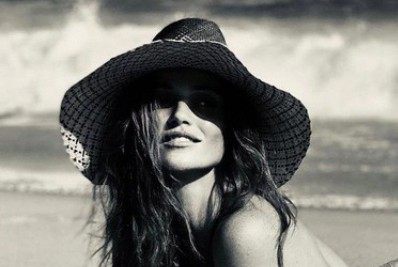 Cintia Dicker, esposa de Pedro Scooby, posa totalmente nua em praia