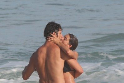 José Loreto e a namorada fazem o clima esquentar em praia da Zona Sul do Rio