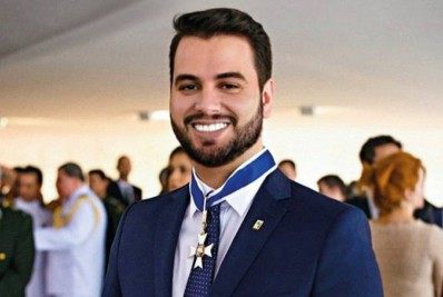 Juiz absolve assessor de Bolsonaro denunciado por atitude racista