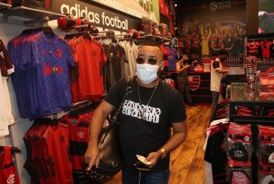 Flamenguista, Dudu Nobre visita loja do time em aeroporto