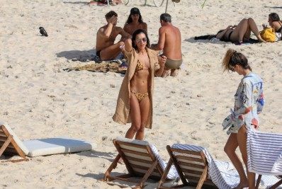 Mariana Rios curte dia de praia com amiga