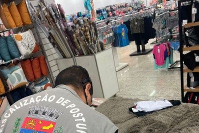 Loja que jogou lixo em via pública é multada pela Prefeitura 