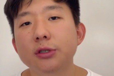 Pyong Lee retorna às redes sociais e chora ao pedir perdão a ex-mulher