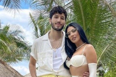 Simaria leva fenda de saia ao limite e fã pergunta: 'Cadê a calcinha?'