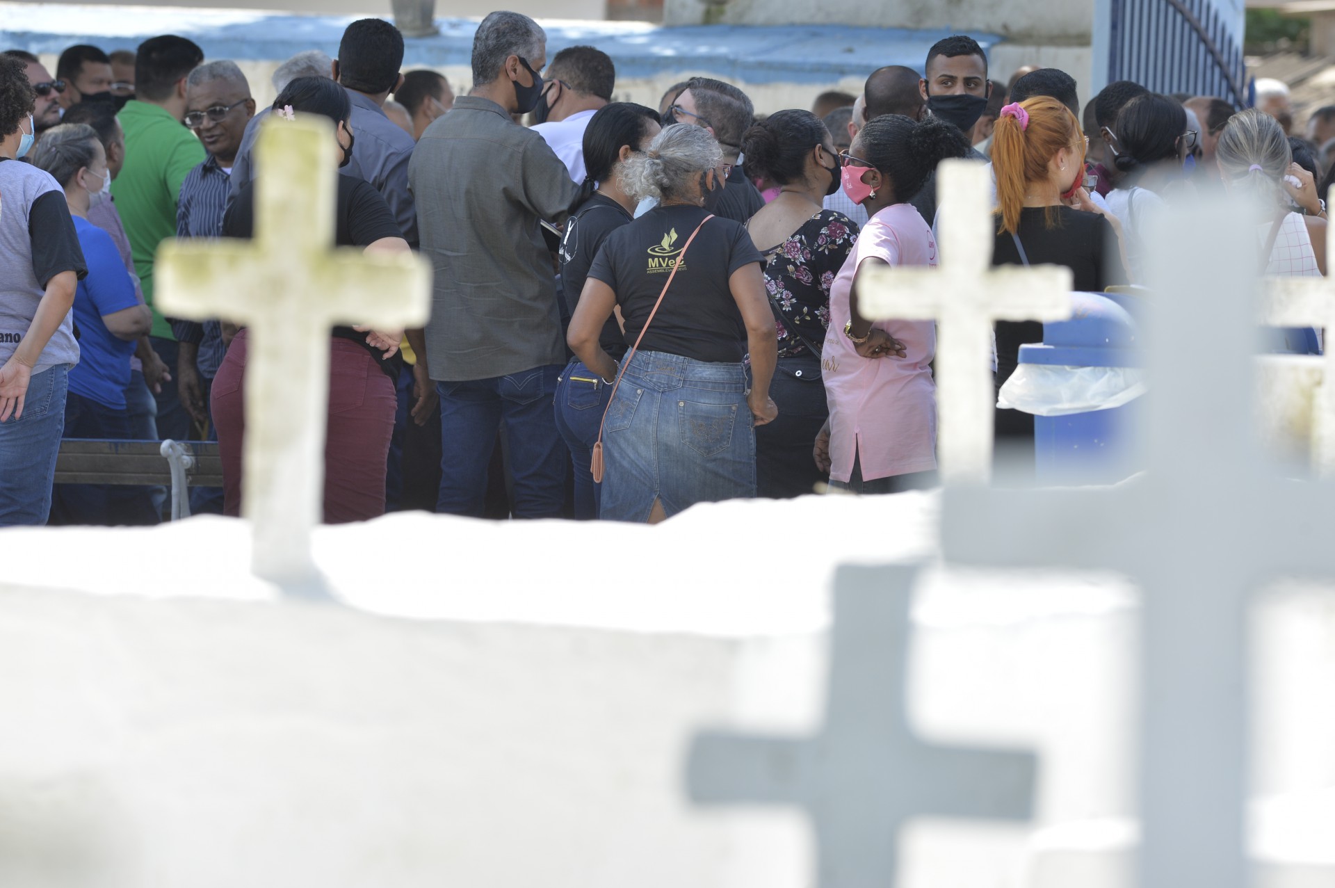 Corpo do pastor Heraldo de Souza, de 52 anos, foi enterrado nesta sexta-feira no Cemitério Carlos Sampaio, em Austin, Nova Iguaçu - Fabio Costa/Agência O Dia