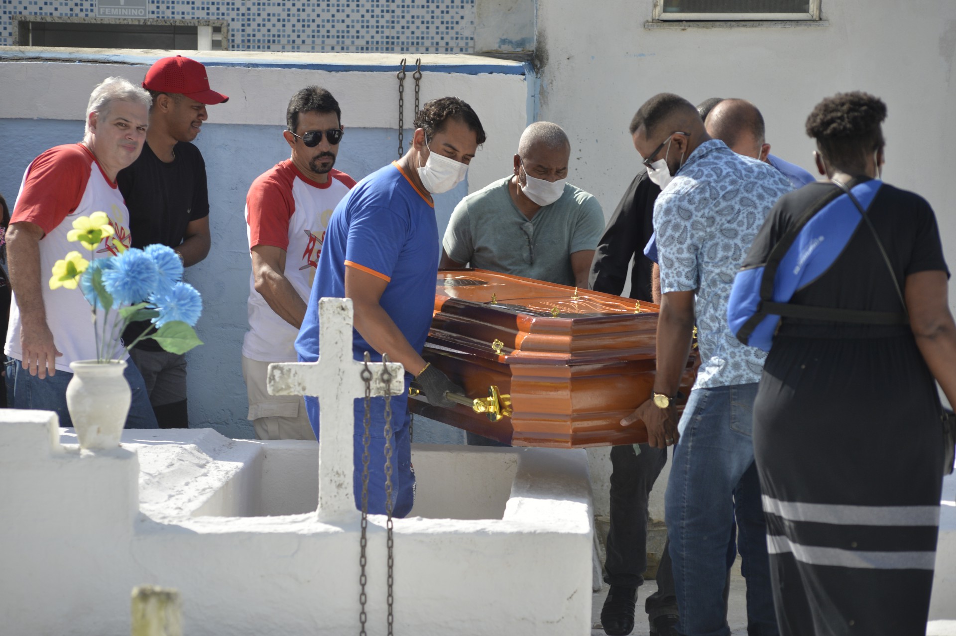 Corpo do pastor Heraldo de Souza, de 52 anos, foi enterrado nesta sexta-feira no Cemitério Carlos Sampaio, em Austin, Nova Iguaçu - Fabio Costa/Agência O DIA