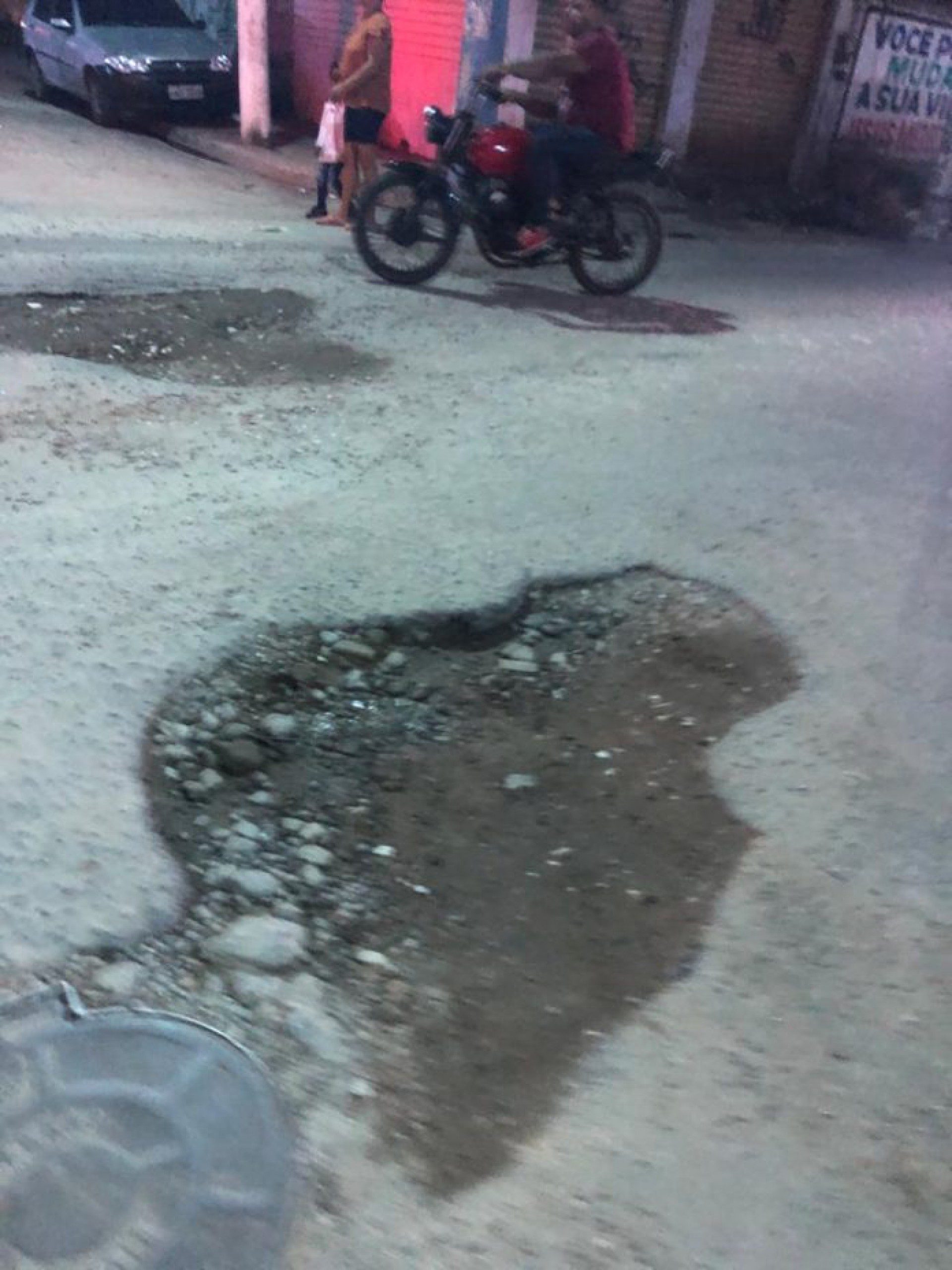 Faltando pouco mais de um mês para a alta temporada, as grandes crateras trazem prejuízo a motoristas e também aos turistas - Sabrina Sá (RC24h)