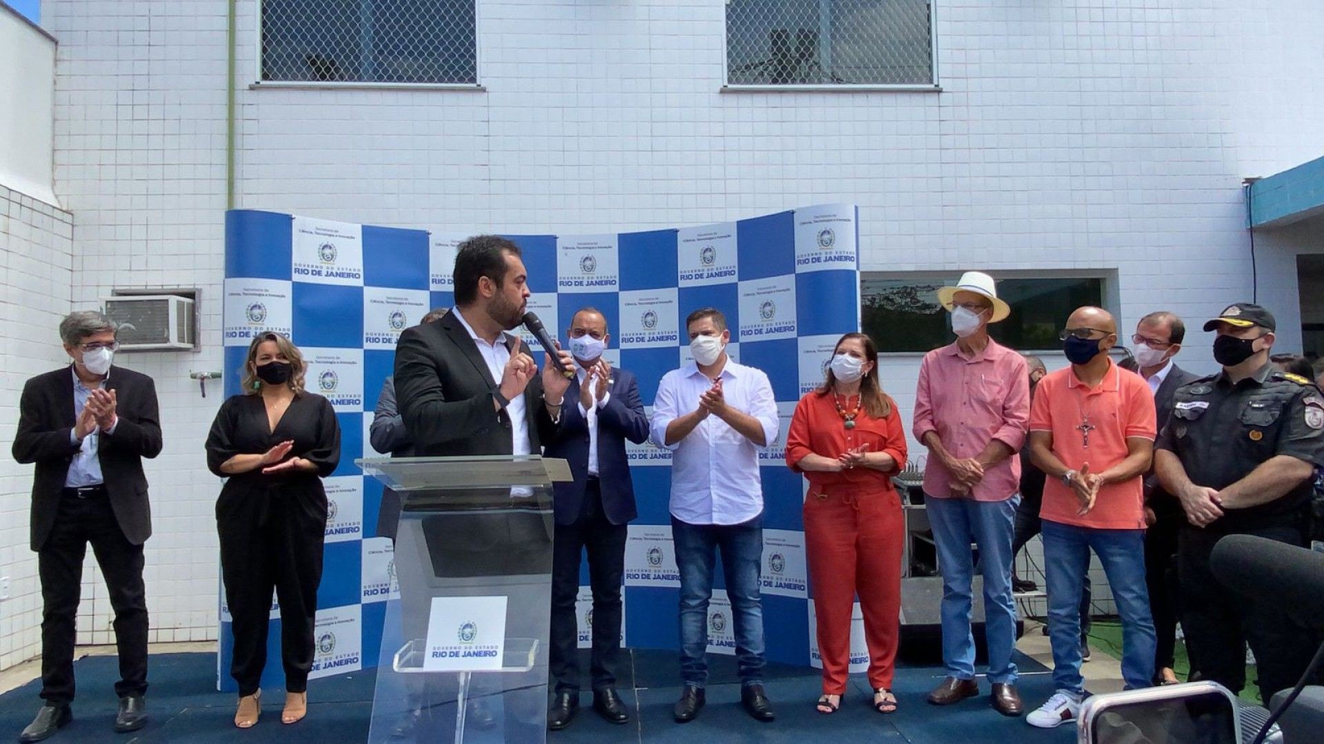 Cerca de 380 profissionais, entre médicos, enfermeiros, técnicos de enfermagem, assistentes sociais e pessoal administrativo, vão trabalhar no Hospital Universitário - Renata Cristiane 