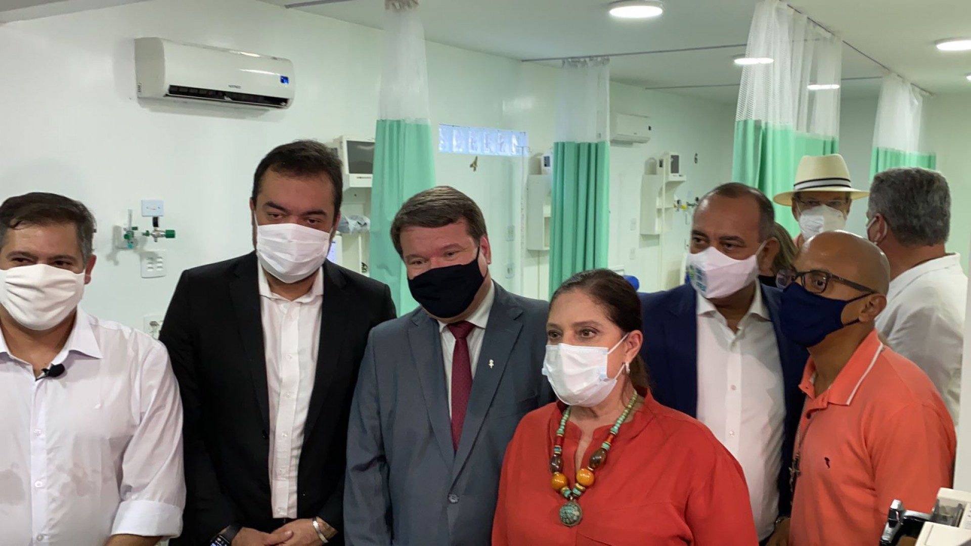 Cerca de 380 profissionais, entre médicos, enfermeiros, técnicos de enfermagem, assistentes sociais e pessoal administrativo, vão trabalhar no Hospital Universitário - Renata Cristiane 