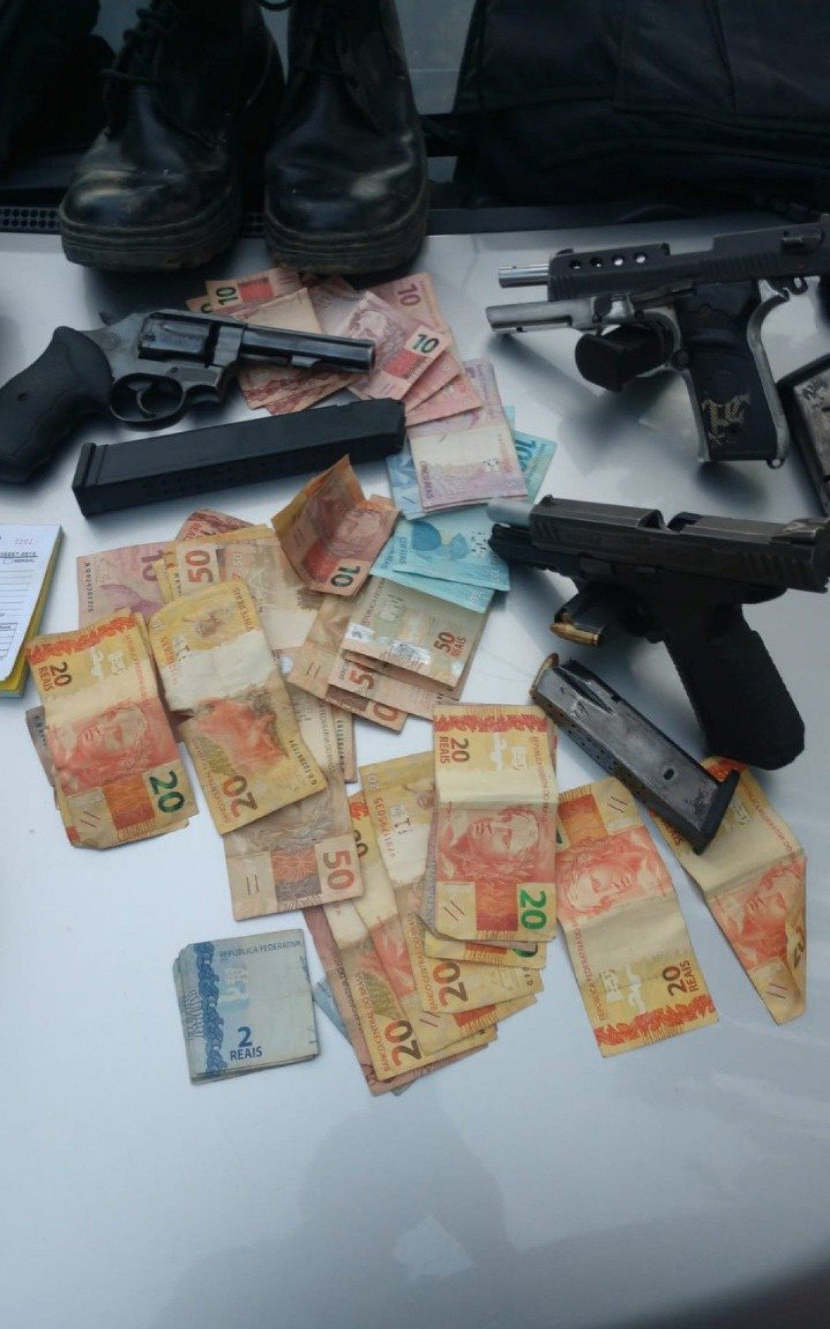 Foram apreendidos armas e dinheiro na ação