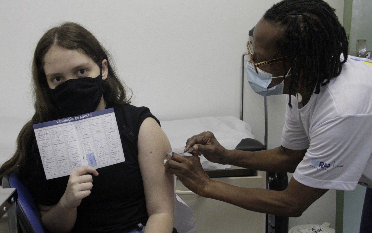 Dia D da Vavinação para adultos, crianças e adolecentes, neste sabado (16), no Posto de Saude Ernani Agricola em Santa Tereza, na foto Clara Pedroso de 15 anos. - Marcos Porto/Agencia O Dia