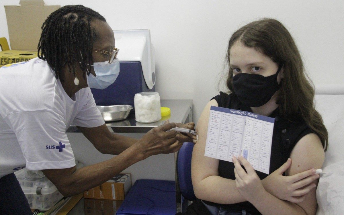 Dia D da Vavinação para adultos, crianças e adolecentes, neste sabado (16), no Posto de Saude Ernani Agricola em Santa Tereza, na foto Clara Pedroso de 15 anos. - Marcos Porto/Agencia O Dia