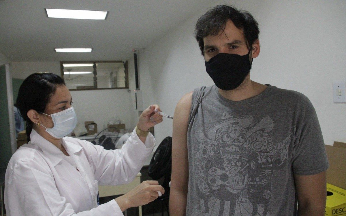 Dia D da Vavinação para adultos, crianças e adolecentes, neste sabado (16), no Posto de Saude Ernani Agricola em Santa Tereza, na foto Rafael Loques 35 anos. - Marcos Porto/Agencia O Dia