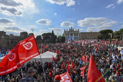 Milhares de manifestantes protestam em Roma contra a extrema direita
