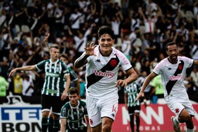 Vasco faz o dever de casa, vence o Coritiba e mantém sonho por acesso à Série A
