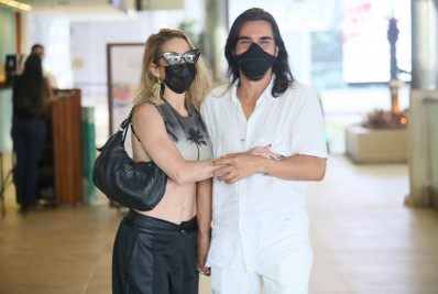 Danielle Winits e André Gonçalves curtem passeio romântico em shopping