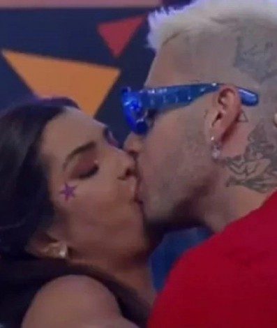 Gui Araújo e Marina Ferrari se beijam durante festa em 'A Fazenda 13' - Reprodução/Playplus