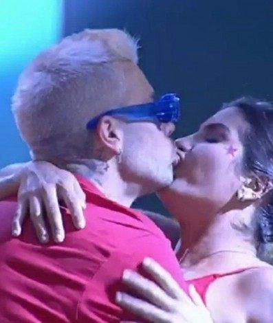 Gui Araújo e Marina Ferrari se beijam durante festa em 'A Fazenda 13' - Reprodução/Playplus