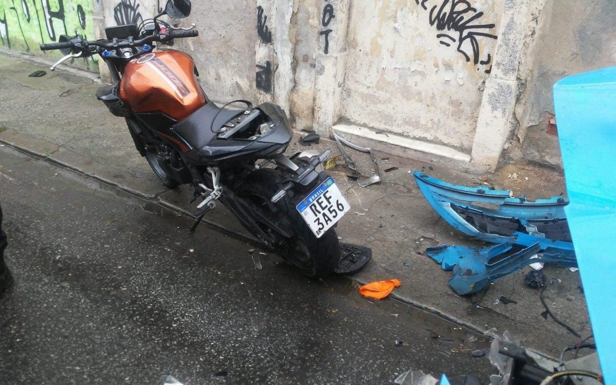 Moto bateu na dianteira de viatura estacionada na Rua Visconde de Santa Isabel, em Vila Isabel - Reprodução