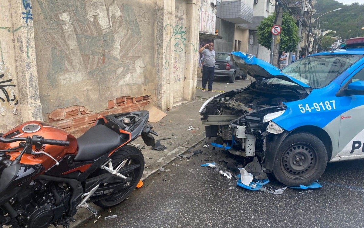 Moto bateu na dianteira de viatura estacionada na Rua Visconde de Santa Isabel, em Vila Isabel