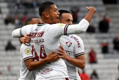 Com gol contra e polêmica do VAR, Fluminense vence o Athletico-PR fora de casa