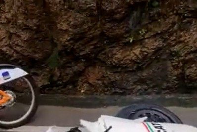 Acidente entre motocicleta e carro interdita parcialmente Avenida Niemeyer