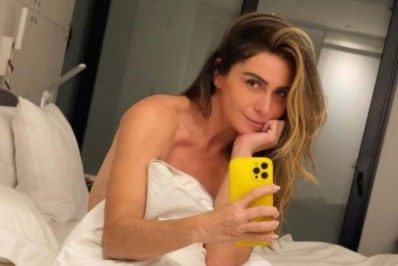 Giovanna Antonelli  posa nua e usa travesseiro para cobrir as partes íntimas