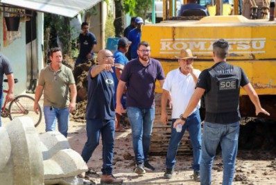 Prefeito de Magé acompanha início das obras de drenagem de ruas na Vila Esperança