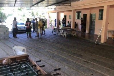 Adolescentes que sonham ser jogadores precisam ser protegidos contra o tráfico de pessoas no futebol